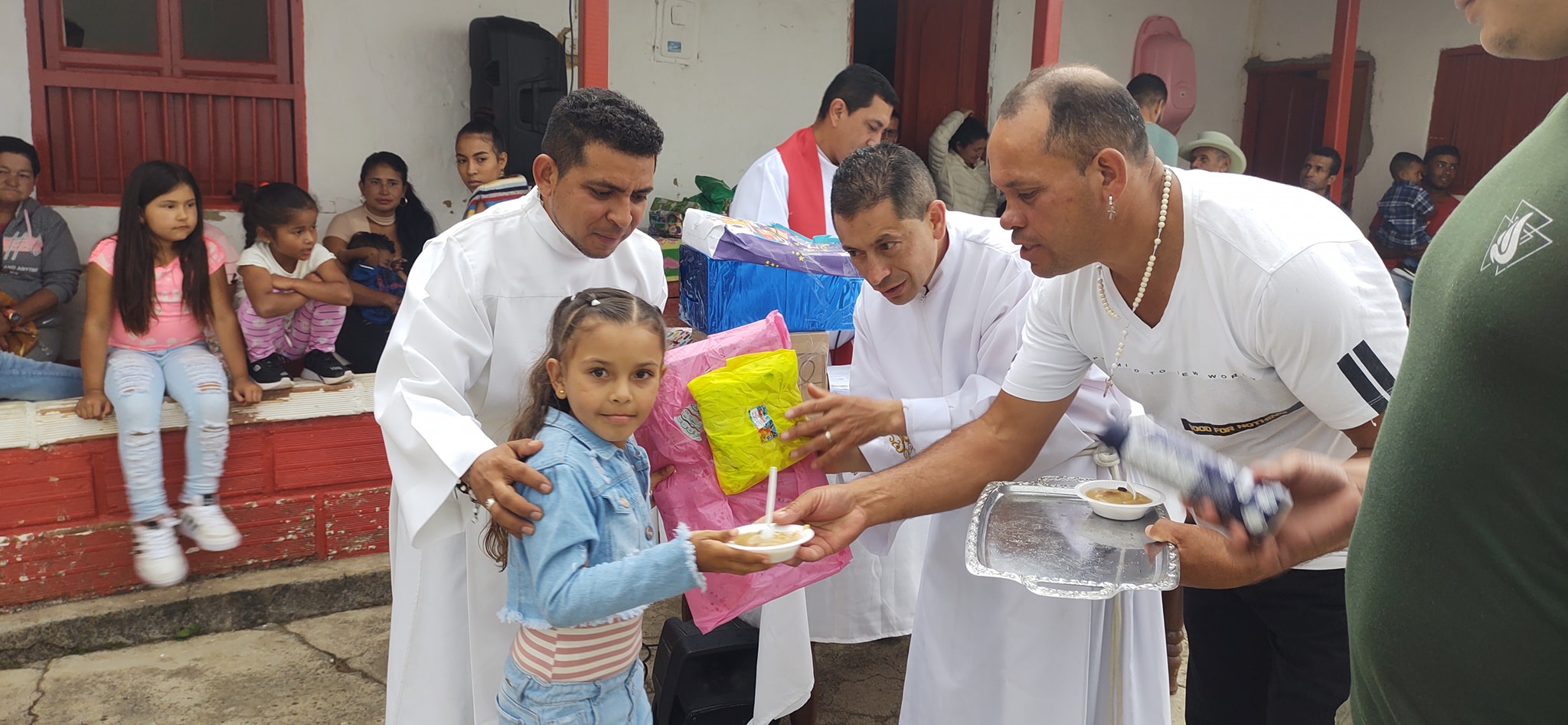 Repartiendo regalos en la Misión Mocorongo Antioquia
